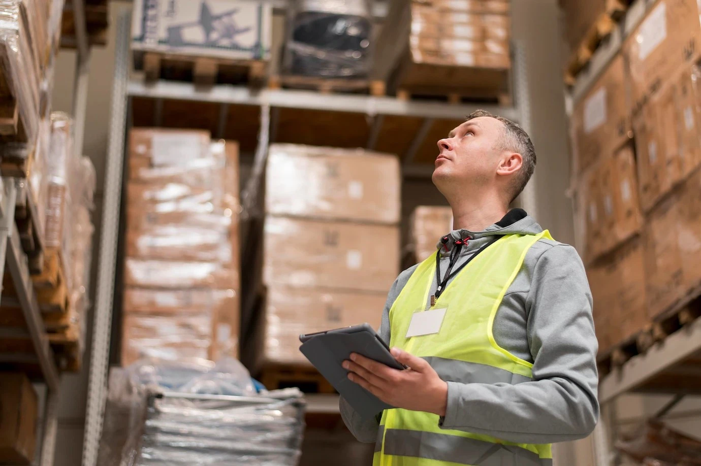 warehouse-worker-checking-parcels-with-bar-code-reader1-1.jpg warehouse-worker-checking-parcels-with-bar-code-reader1-1.jpg